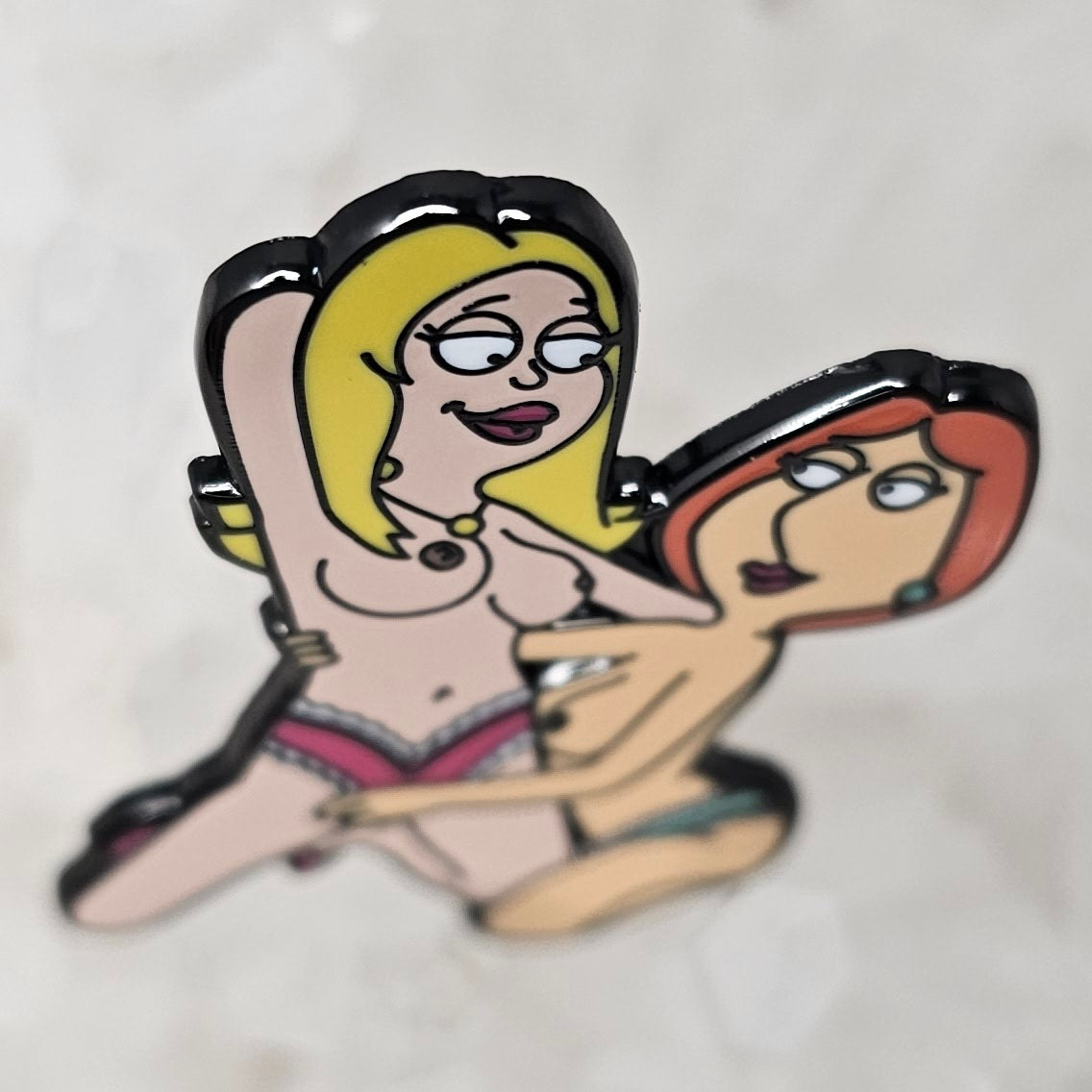 Kinked Francine &amp; Lois American Family Dad Guy Sexy Cartoon Pin Up Enamel Pin Hat Pin Lapel Pin Brooch Badge Festival Pin