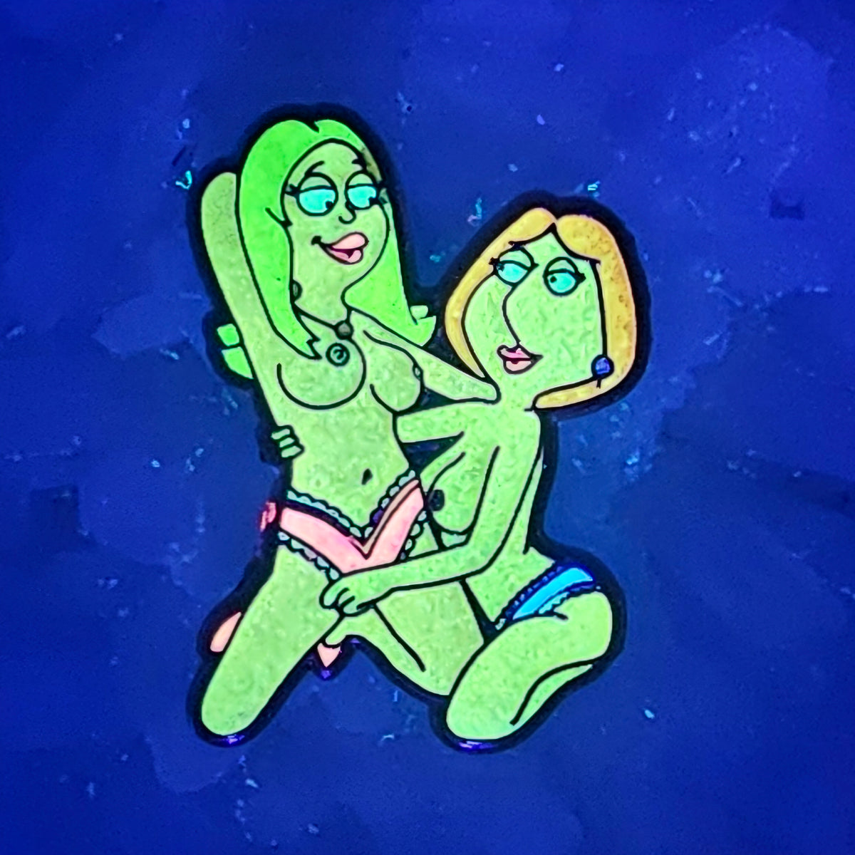 Kinked Francine &amp; Lois American Family Dad Guy Sexy Cartoon Pin Up Green Glow Enamel Pin Hat Pin Lapel Pin Brooch Badge Festival Pin